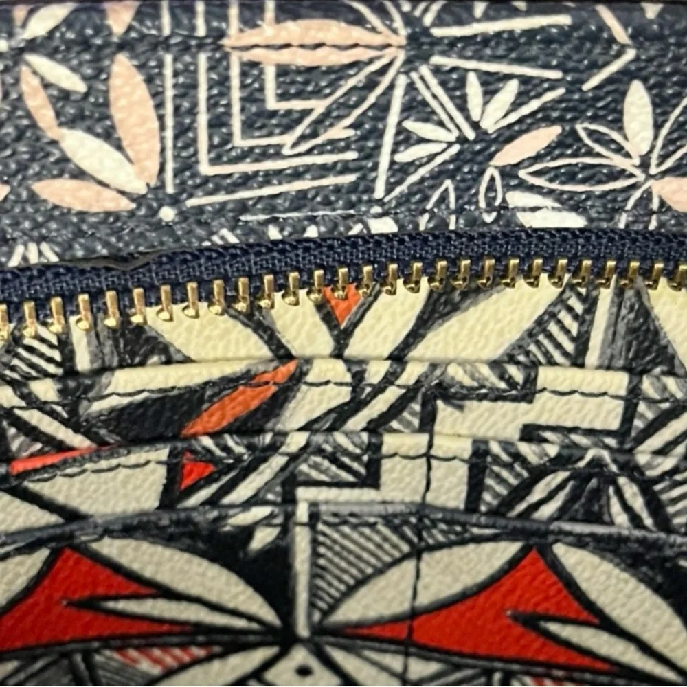 Tory Burch Red and Navy Crossbody Bag with Geometric Design - Picture 5 of 9